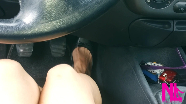 Nyllady: Revving in Black Flats on Barefoot