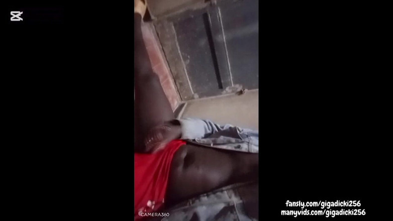 Hongi: Tesão de pau preto grande é tão duro, minha madrasta simplesmente...