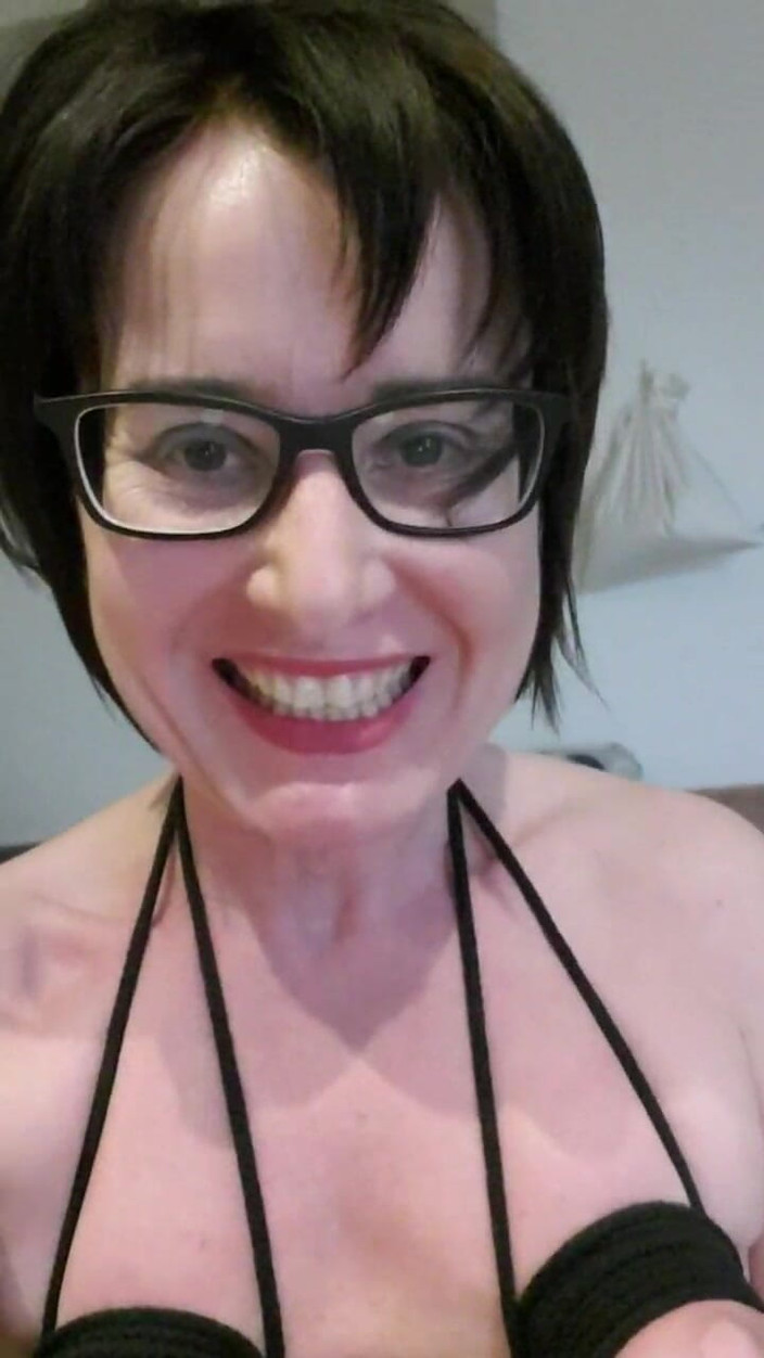 JulieEroticDress: おっぱいとおっぱいの貫通とスパンキング