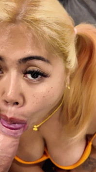Rubia amateur chupando para semen en el sofá de casting