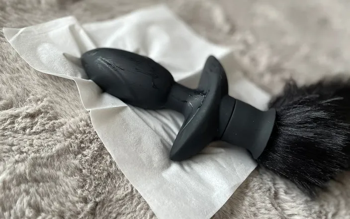 ushirosugatanomiki: Automatic Tail-swinging Plug Vibrator Inserted and Left Alone
