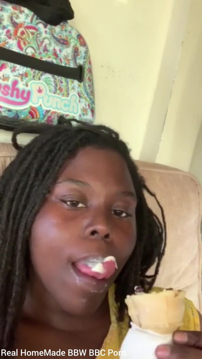 Super sexy ebony cuties: Fan Request lèche une glace avec saupoudrer