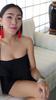 Ladyboystar - ein schöner ladyboy in einem schwarzen kleid posiert für mein Objektiv