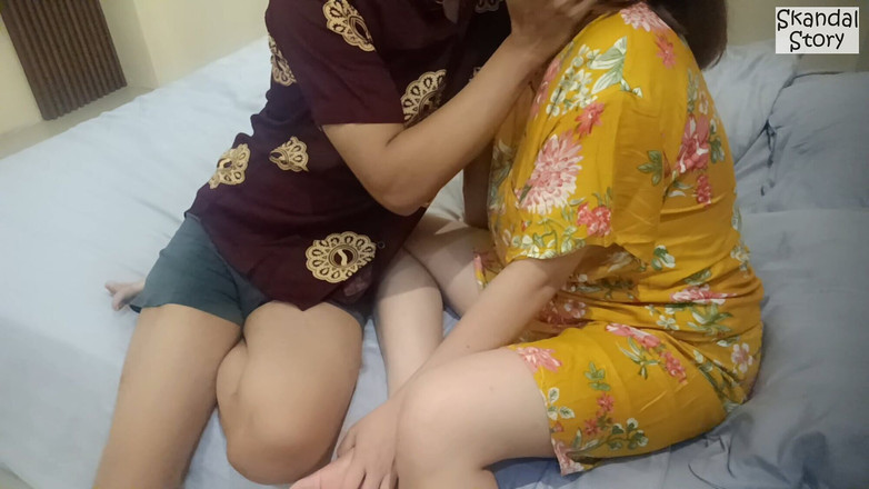Skandal Story: Ngentot ibu tiri yang cantik di kamar hotel