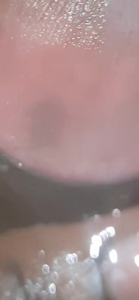 En man utforskar privat sina egna önskningar.