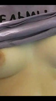 nastolatka dokucza jej sutki i piersi, aż spuści się oglądając porno