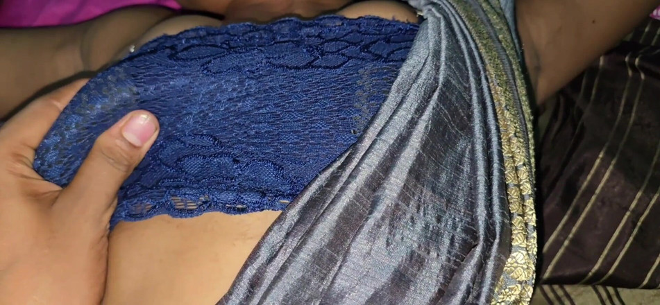 SafeRosebush8: 第2部分。苗条性感的女友和她的男友享受性快感