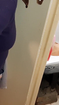 Macocha sprawdza moją dziewczynę w łazience i masturbuje się
