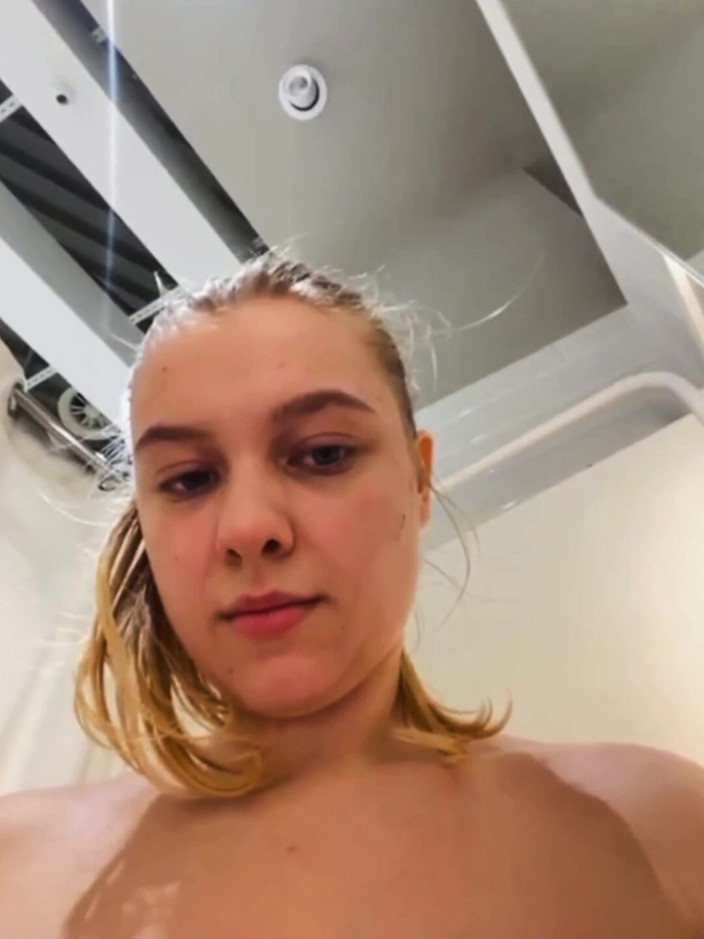 JuiceLussie: 피팅룸에서 자위하는 핑거링과 보지
