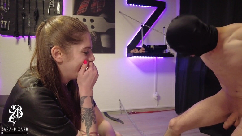 Zara Bizarr: Tvrdé mlácení koulí - nové boty vyhrazeny