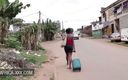 Africa-XXX: 黒檀の売り手の女の子は情熱的なセックスのために誘惑