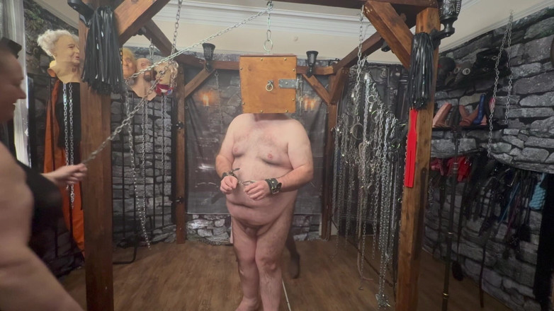 Aaexperinces trans: Část 1: Domina Satana a paní Carrie berou otroka pro smyslovou...