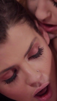 Webyoung - Keisha Grey no puede dejar de ponerse cachonda por mejor amiga