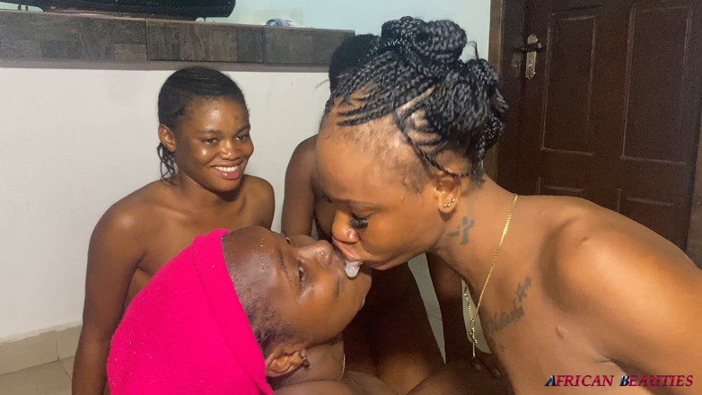 African Beauties: Spinach riceve allegramente sputo e piscio dalle sue amiche