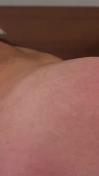 Oso tatuado Avi33 se masturba solo y se corre