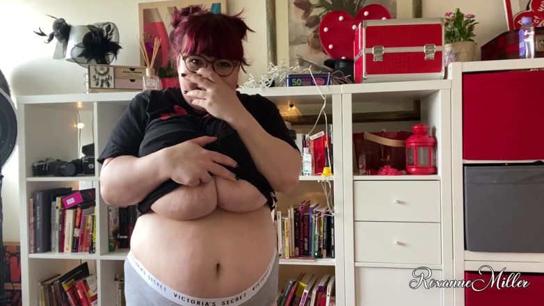 Roxanne Miller: Une ringarde timide joue avec ses seins