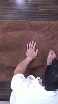 Melek gibi gülümseyen kusursuz güzellik, enfes rahatlatıcı bir masaj sırasında saf mutluluk haline dönüşüyor