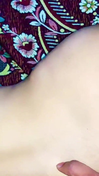 イラン人の継娘の初めてのアナルセックス義父が、私がキュウリを持っているところを見つけてきつい処女の穴を破壊する