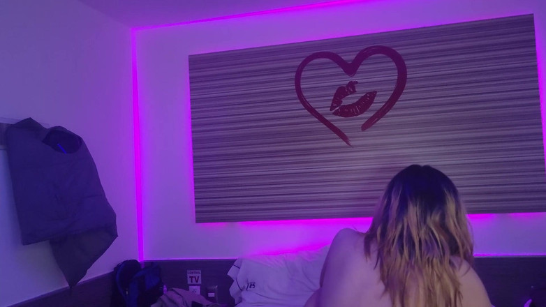 Crystal Phoenix: Un tip mă fute în camera de hotel