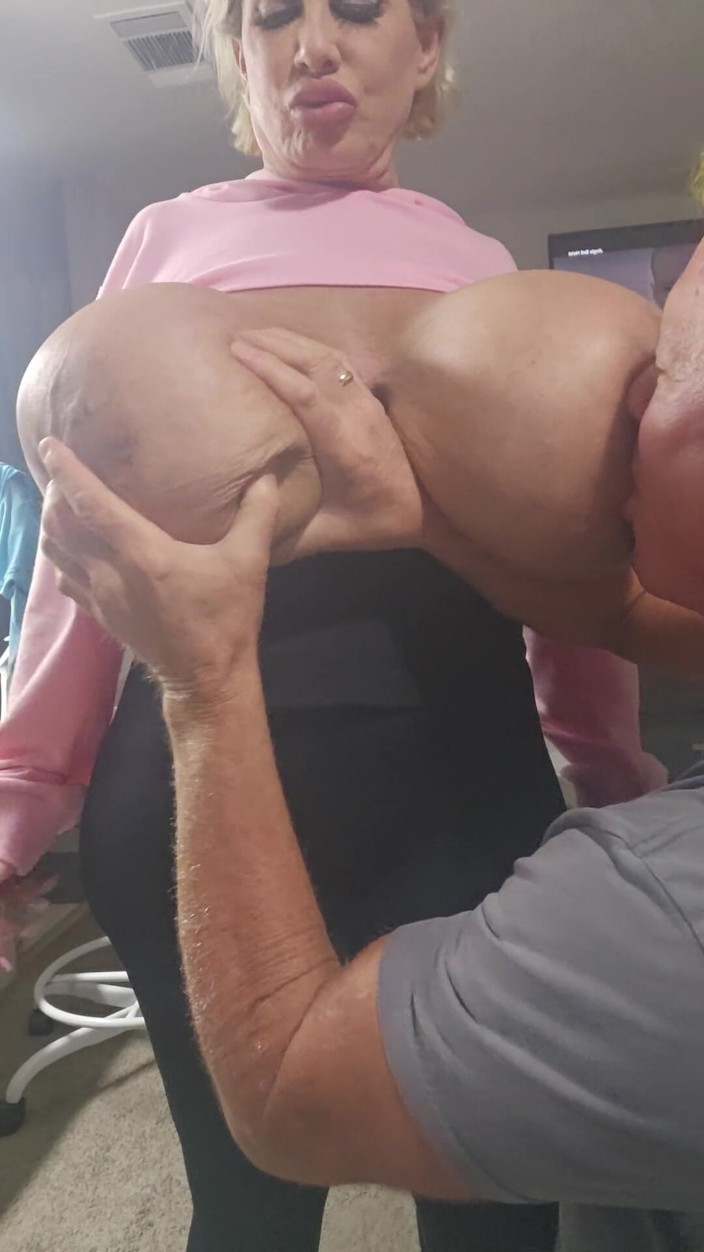 Claudia Marie: Claudia Marie peituda maltratada
