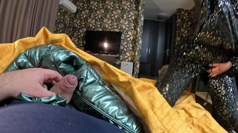 MilfyCalla: Złapałem go masturbującego się moim błyszczącym kaftanem pracy - głębokie gardło,...