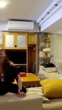 Ohromující vypadající manželka je ošukaná doručovatelem, zatímco je sama doma, dohledová kamera nahrává manželku a poslíčka