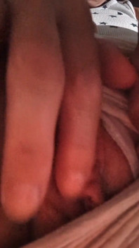 Une MILF GILF Se Fait Doigter La Chatte En Solo