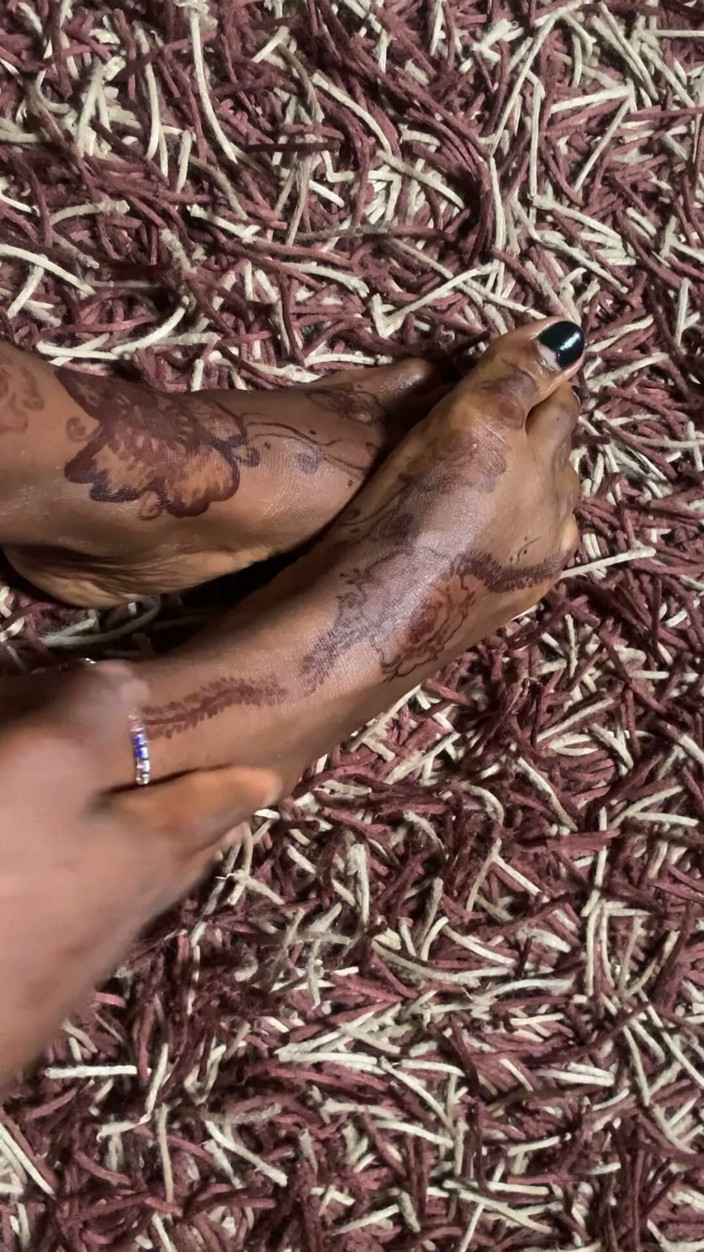 Browngurl234: Hot Ebony Babe Foot Massage Section