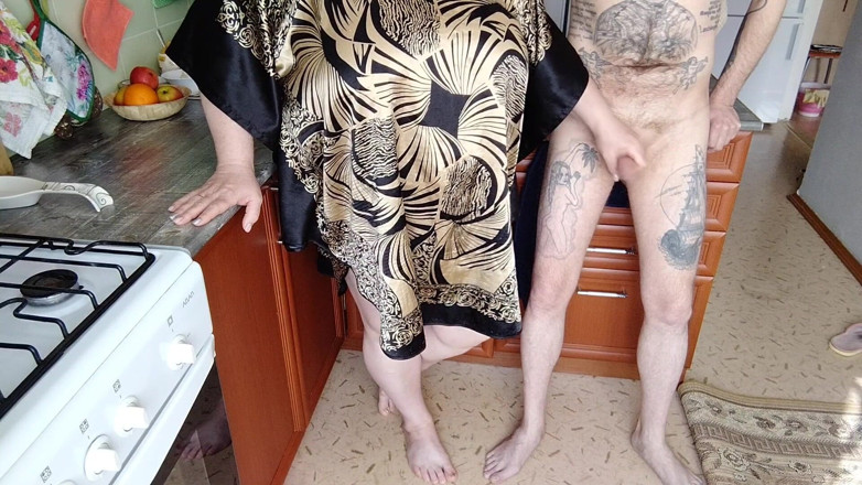 Zona901: colega de quarto masturba meu pau na cozinha
