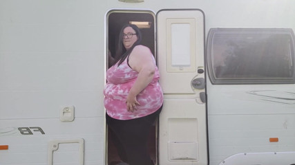 SSBBWLadyBrads: SSBBW vs cửa caravan nhỏ xíu