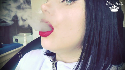 Goddess Misha Goldy: Fumée de grosses lèvres rouge foncé