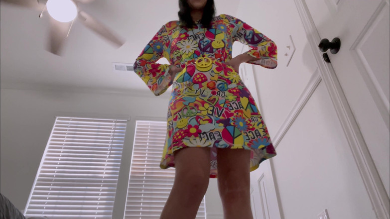Kink in Time: Devyn's Groovy ' 60-х фантазия Великаншей 4K в видео от первого лица, крошечная капитуляция ждет!