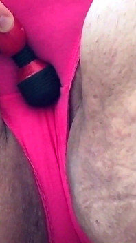 Grubaski stymulujące moją łechtaczkę wibratorem ruchającą moją cipkę