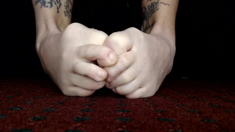 Abby Anna: Dlouhé prsty se kroutí prsty na nohou