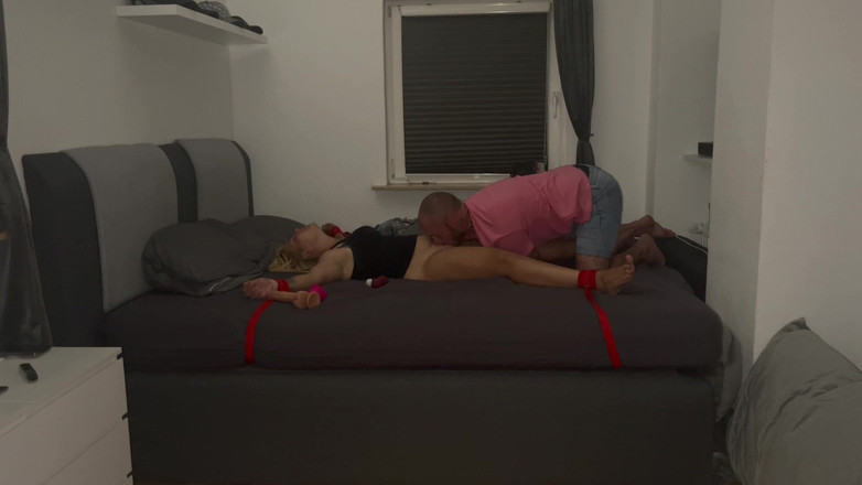 Bonieclydeerotik: Ligotée Sans Volonté, Complètement À La Merci D’une Femme Blonde À Moitié...