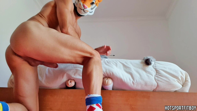 Hotsportfitboy: 3 verschiedene fleshlights hart im bett ficken - massiver creampie in...