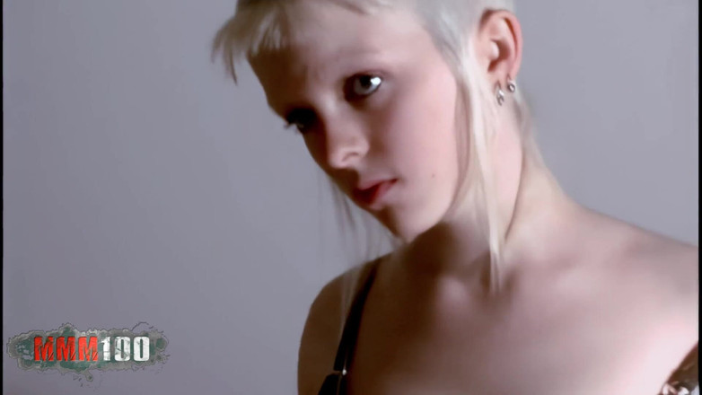 MMM100: Lili: serie di foto sul letto con la bella piccola...