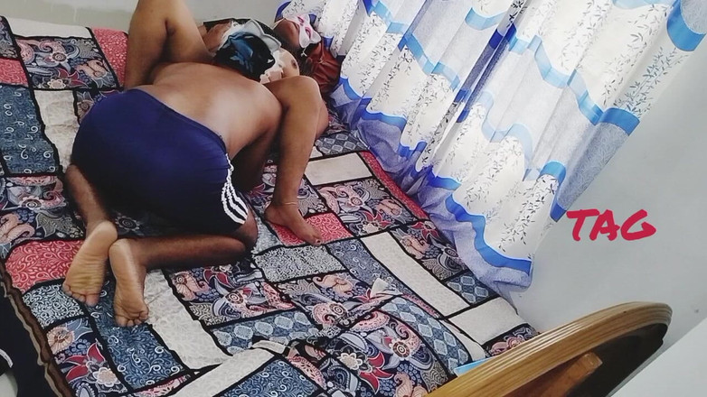Teensex: Bangladéšská sexy přítelkyně s velkými prsy svádí svého přítele, když...
