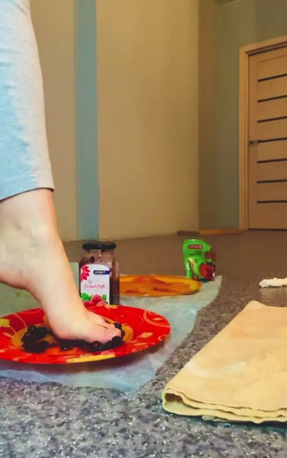 VikkiGeorgia: Food Foot Play