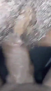 Velký černý pták buší do mé chlupaté kundičky vzadu v autě sténající orgasmy