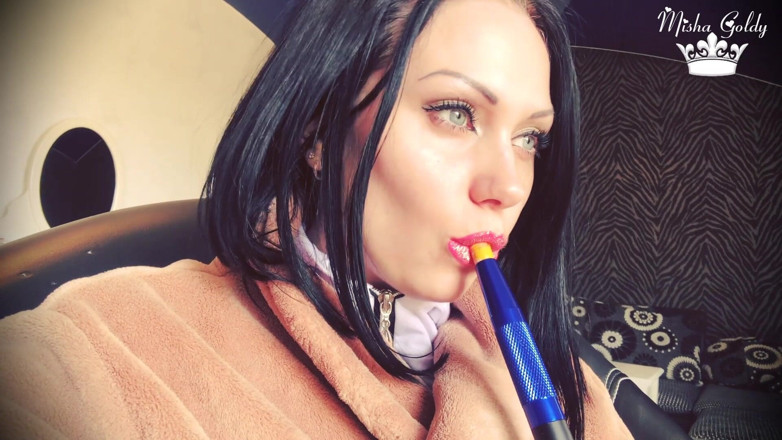 Goddess Misha Goldy: Kouřící bohyně a sexy rtěnka