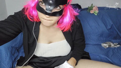 BigBoobCat: मुझे अपनी प्यारी चूत के मुखौटे में अपने बड़े प्राकृतिक स्तनों को तैयार करना पसंद है