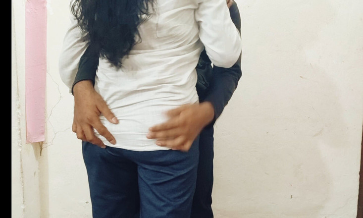 Banglasexycouple: 一人で家に帰ったらマネージャーの継娘を犯しました、彼女はとても美しいです