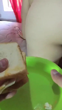 후장 구멍에 준비된 맛있는 샌드위치를 먹는 내 애널 노예