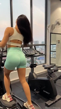 Bruna culo grosso stuzzica in palestra