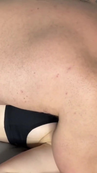 엉덩이에 단단히 찢어진 팬티스타킹과 분홍색 질을 박아준