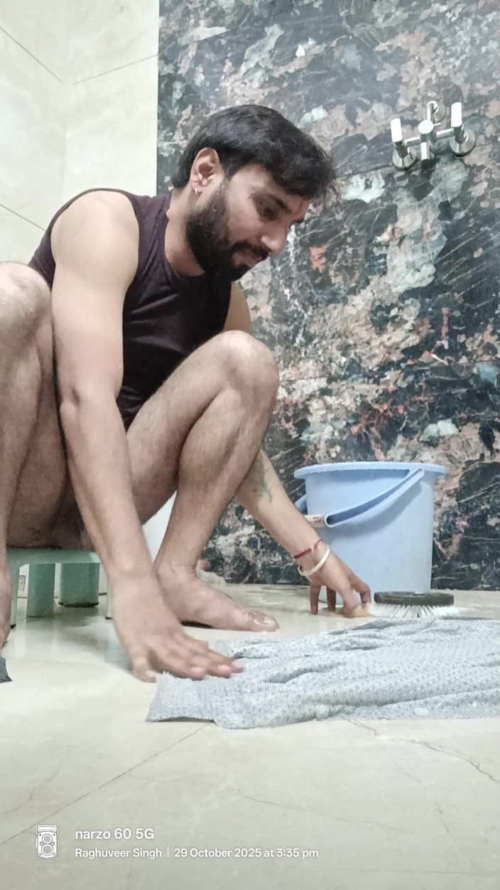 Rajasthani-old-lover: 인도 섹시녀 화장실 청소