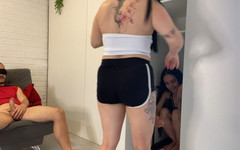 Forbidden pleasures: Vrouw verstopt vriendin in de kast en verrast haar man