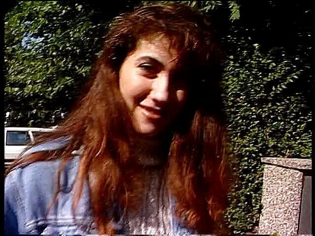 Lucky Cooch: Немецкая красотка-брюнетка дает интервью на улице