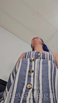 POV de voeten van een reuzine aanbidden zodat je niet levend gebeft wordt